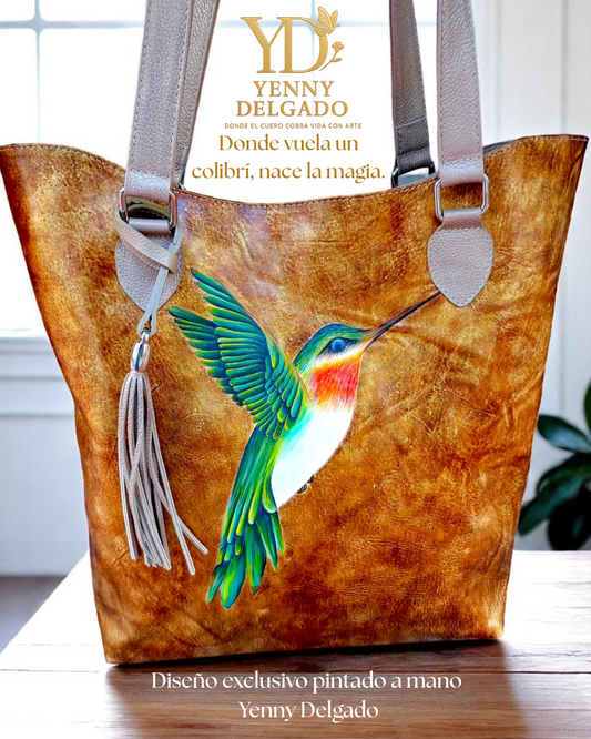 Bolso de cuero dorado con colibrí pintado a mano – Arte sobre cuero Yenny Delgado